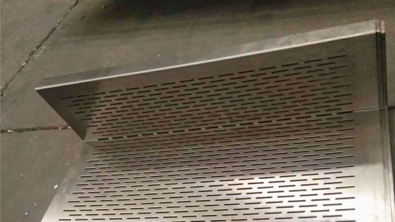 Chapa perforada ranurada