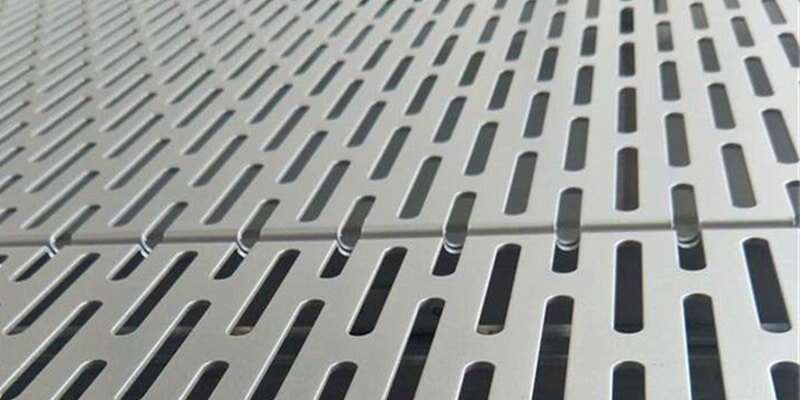 Chapa perforada ranurada