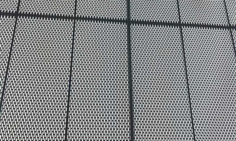 Yuva delikli delikli metal sac panellerle yapılmış mimari cephe
