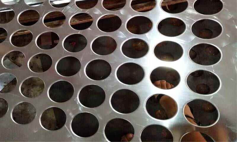 316 lembaran logam berlubang yang digunakan dalam struktur kelautan