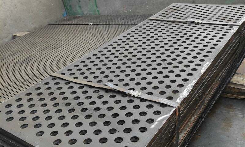 Grande plano de chapa metálica perfurada em aço-carbono com orifícios redondos e acabamento dos bordos