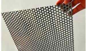 Närbild av perforerad Q235B-plåt som visar hålmönster och plåttjocklek