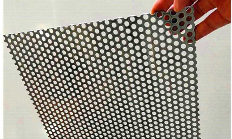 Q235B 穿孔板的特寫，顯示孔型和板厚