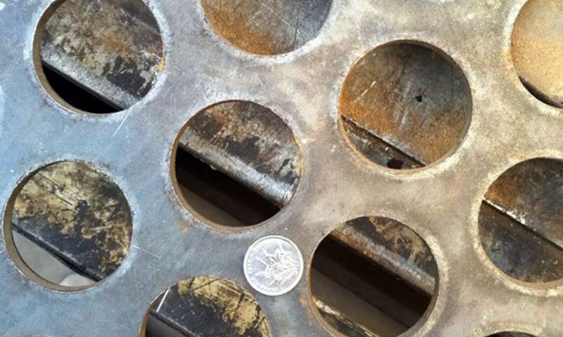 Pola perforasi dari dekat pada lembaran baja