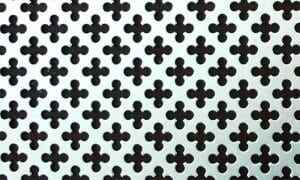 Perforerad panel med korshål installerad i HVAC-galler eller industriellt