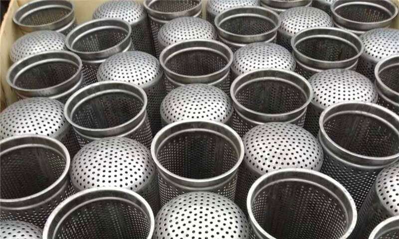 Pelat berlubang galvanis dibuat menjadi bentuk silinder.