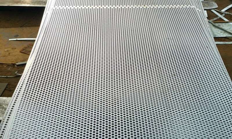 Bir hava filtreleme ünitesine uygulanan mikro delikli metal levha