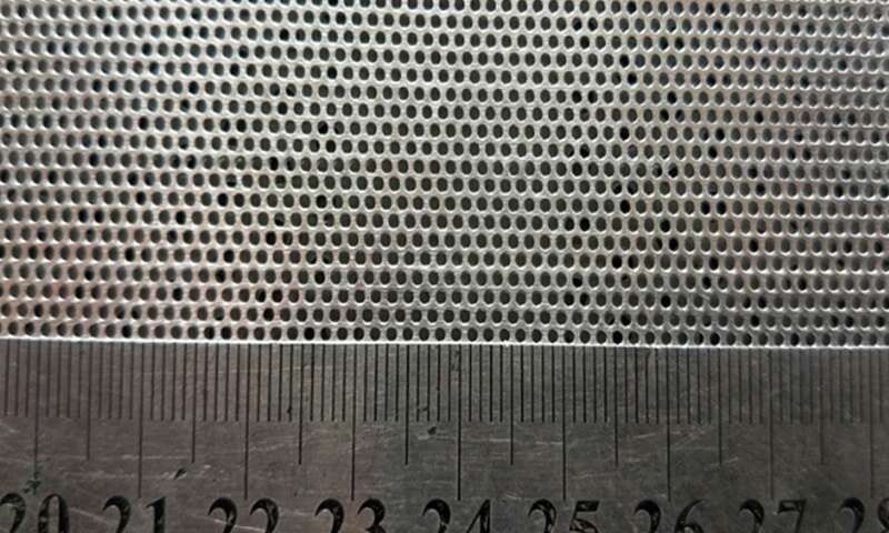 Textura de superfície de chapa metálica microperfurada com pequenos orifícios redondos uniformes