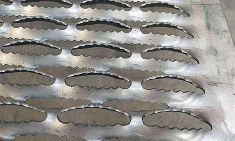 Filtrasyon için 316 delikli panel kullanan açık deniz petrol platformu