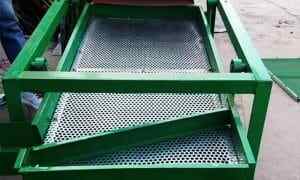 工業機械上的 Q355B 穿孔鋼護罩。