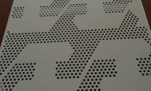 architecturale gevel met geperforeerde aluminium panelen in geveltoepassing