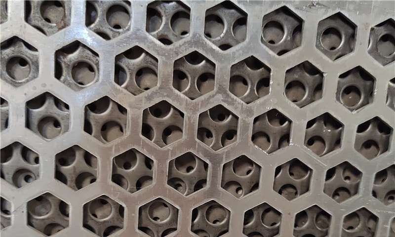 공기 흐름 분포를 보여주는 육각형 천공 강판의 클로즈업 보기