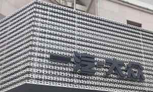 zeshoekige geperforeerde metalen panelen gebruikt op een gevel van een gebouw