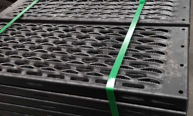 stansmaskin som formar halkskyddsmönster på metallplåt