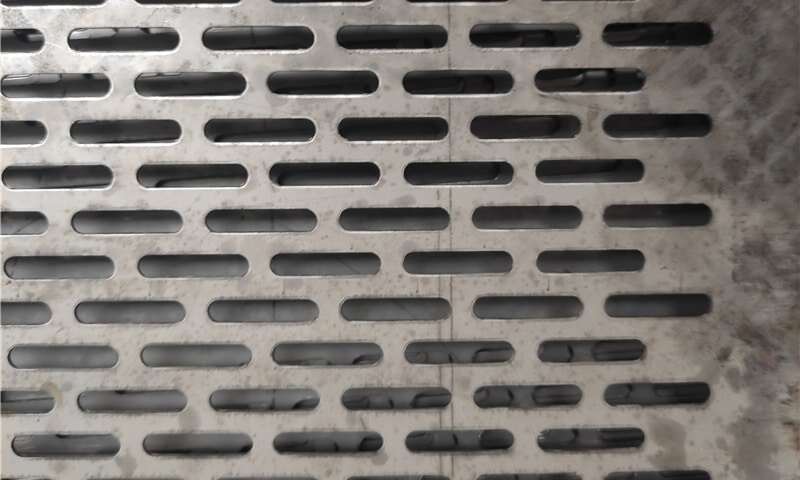 開槽穿孔金屬片