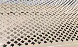 geperforeerde metalen plaat met vierkante gaten