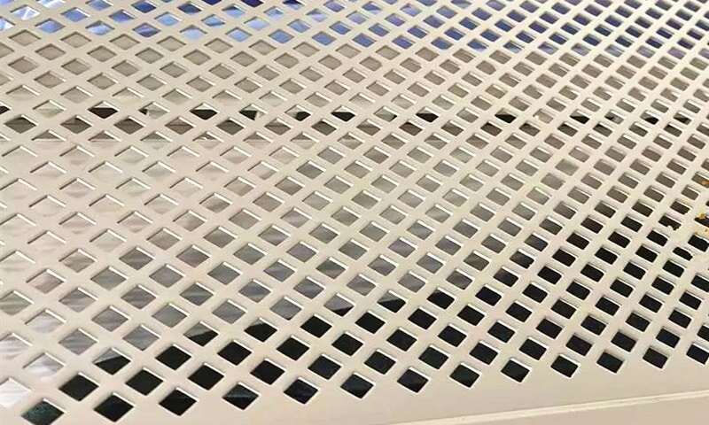 tôle perforée à trous carrés