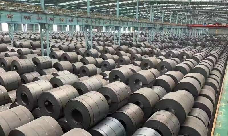 stålrullar förberedda för tillverkning av perforerade säkerhetsgaller