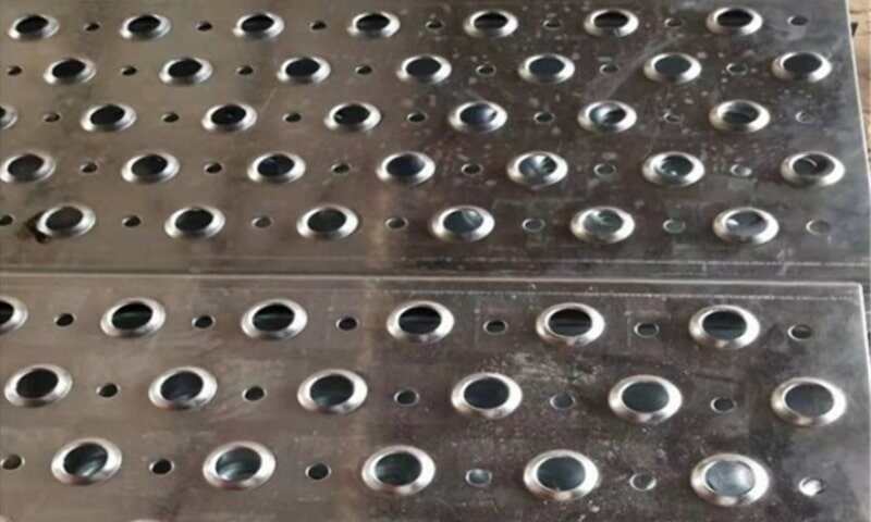 Kruhové vyvýšené otvory s kulatými děrovanými otvory s vyvýšenými důlky pro rozloženou trakci