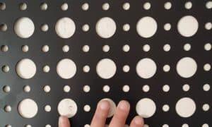 Tôle perforée à larges trous utilisée pour les protections industrielles, offrant résistance et visibilité