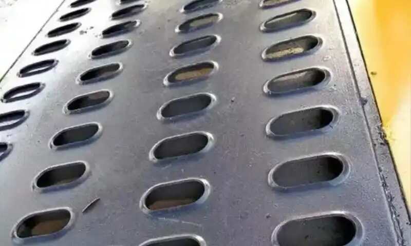 Oválné otvory se zvýšeným okrajem Podlouhlé vyražené otvory s hladkým zvýšeným okrajem pro odvod vody a přilnavost.