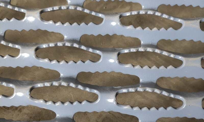 Vroubkované oválné otvory s podlouhlými otvory a zubatými vyvýšenými zuby pro agresivní trakci.