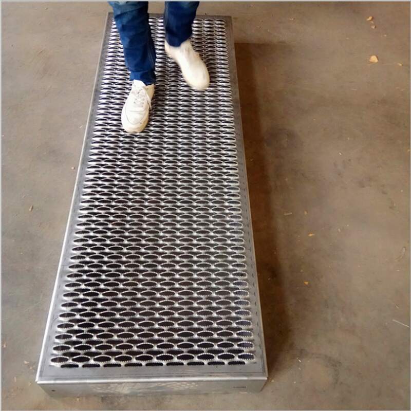 passadeira metálica perfurada