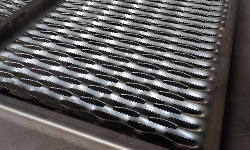 perforierte Platten, die die Entwässerung verbessern und die Rutschgefahr verringern