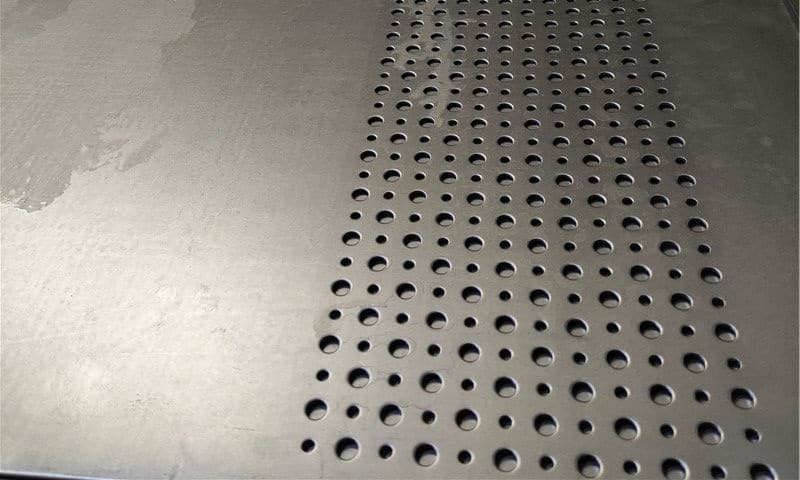 크고 작은 구멍이 번갈아 나타나는 304 스테인리스 스틸 천공 플레이트