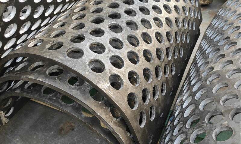 耐摩耗性に優れたカーブドQ355ヘビーデューティ多孔板（クラッシャー用スクリーン用途