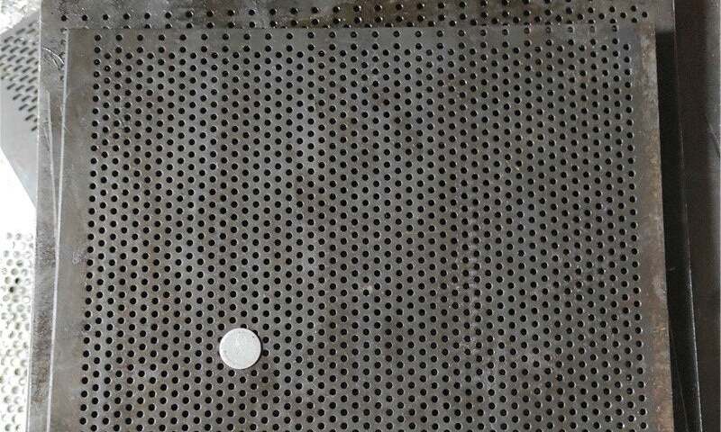 小さな穴の開いた極厚パンチングメタルプレート