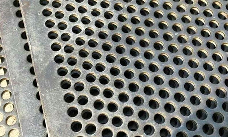 Perforovaná kovová deska pro vysoké zatížení s kulatými otvory odstupňovanými pod úhlem 60°