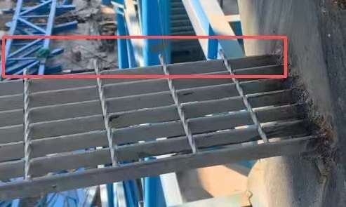 Schematické znázornění svařované mřížové desky, která se po dlouhodobém používání uvolní nebo otevře.