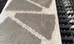扇形重型不銹鋼穿孔板經三捲整平機加工後，以雷射切割而成