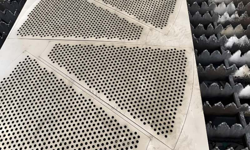 3本ロール均し機加工後、レーザーカットしたセクター形状の厚物ステンレス多孔板