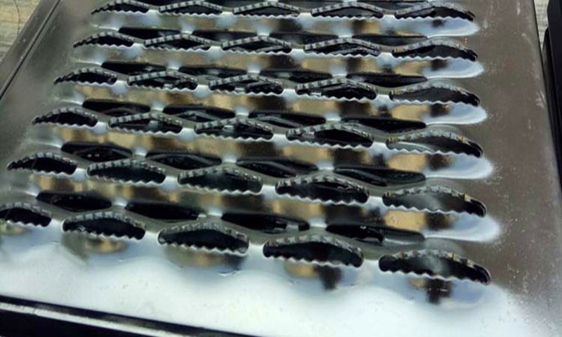 악어 입 구멍이 있는 미끄럼 방지 천공 플레이트