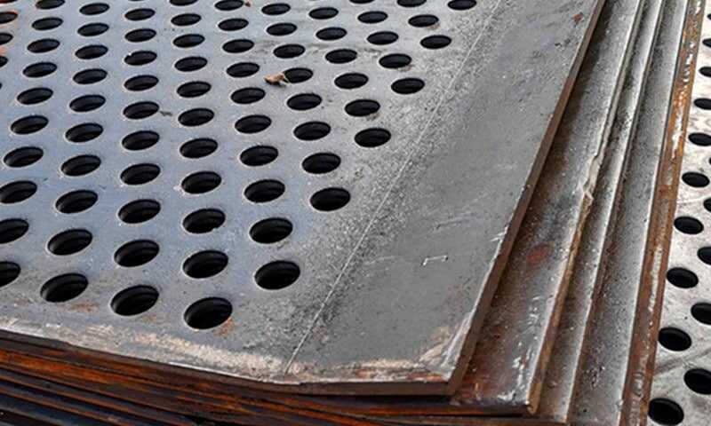 Толстая перфорированная металлическая пластина с загнутыми краями