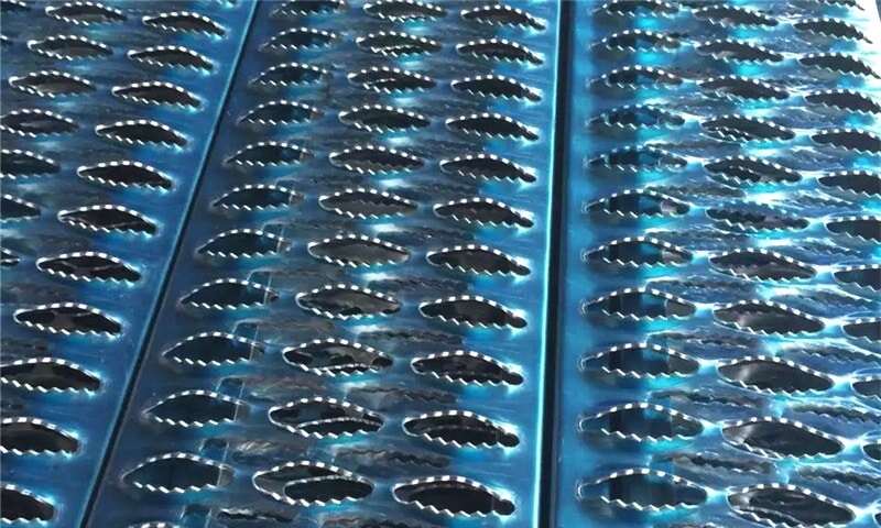 Gezahnter Schutzgitterrost mit Blattschutzfolie