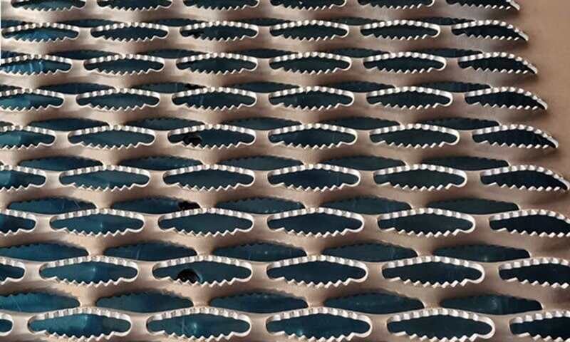 歯付きパンチング安全グレーチング